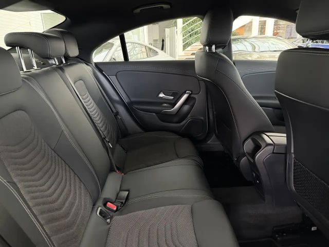 Mercedes-Benz CLA 180 Sedan Urban