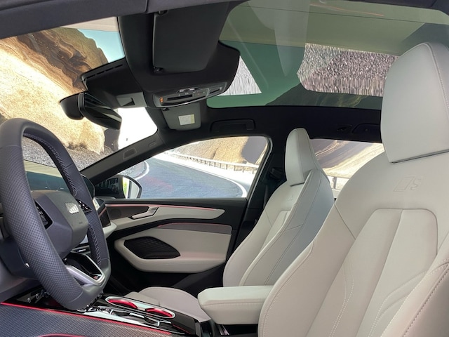 Audi A6 Avant Quattro S-Tronic