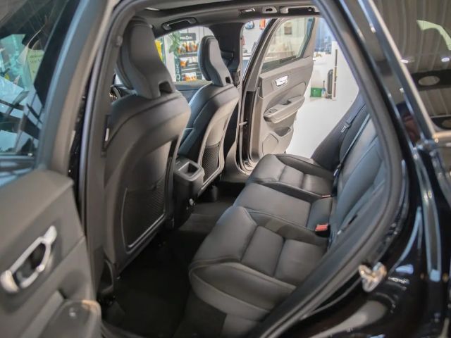 Volvo XC60 AWD Dark Plus