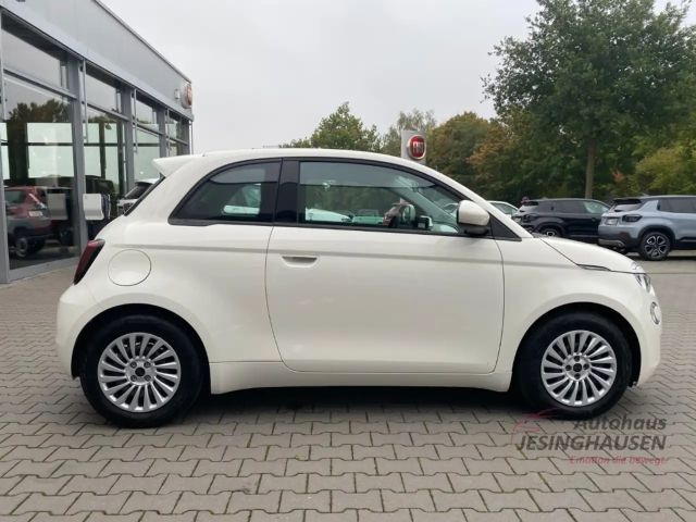 Fiat 500e Digitales Cockpit Apple CarPlay Android Auto Klima