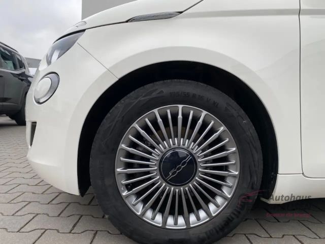 Fiat 500e Digitales Cockpit Apple CarPlay Android Auto Klima