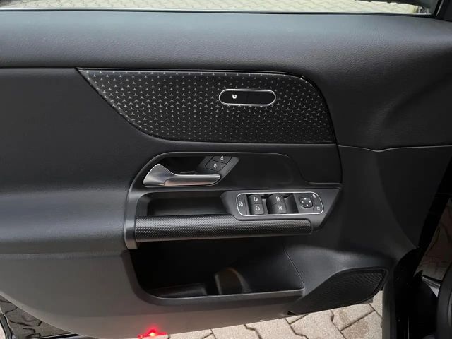 Mercedes-Benz GLA 180 *LED Navi Sitzh. Rückfahrkamera DAB*