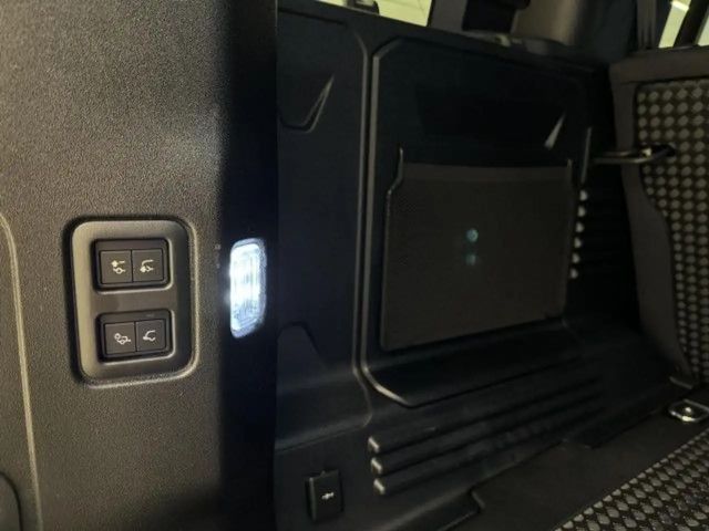 Land Rover Defender 110 Black Pack