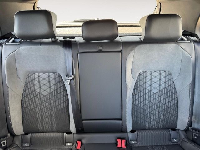 Volkswagen Golf 1.5 TSI Golf VIII Plus R-Line