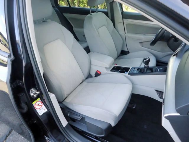 Volkswagen Golf Life Variant