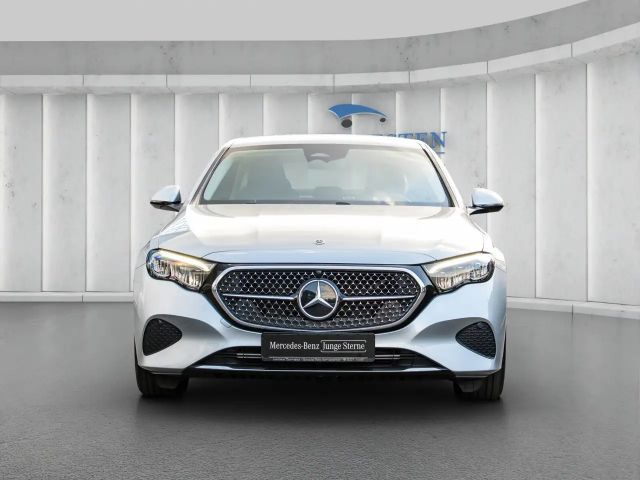 Mercedes-Benz E 200 AVANTGARDE Sedan