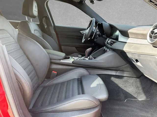 Alfa Romeo Giulia AT8 Q4 Turbo