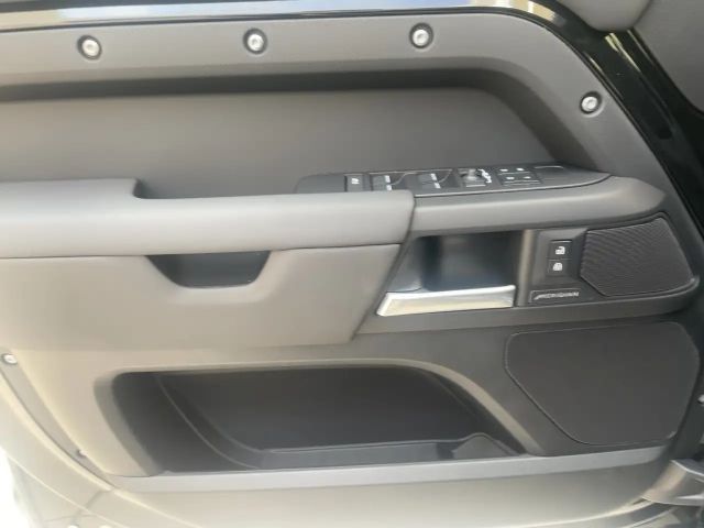 Land Rover Defender 110 D300 Dynamic SE