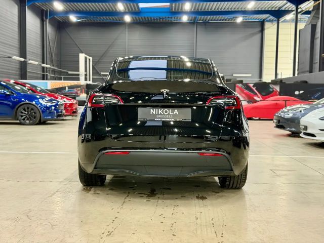Tesla Model Y REAR WHEEL DRIVE - FULL BLACK - AUTOPILOT ACTIVE