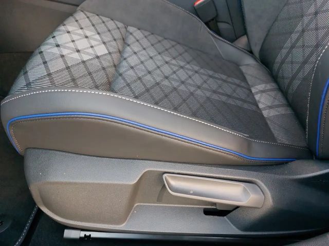 Volkswagen Golf 1.5 eTSI DSG R-Line