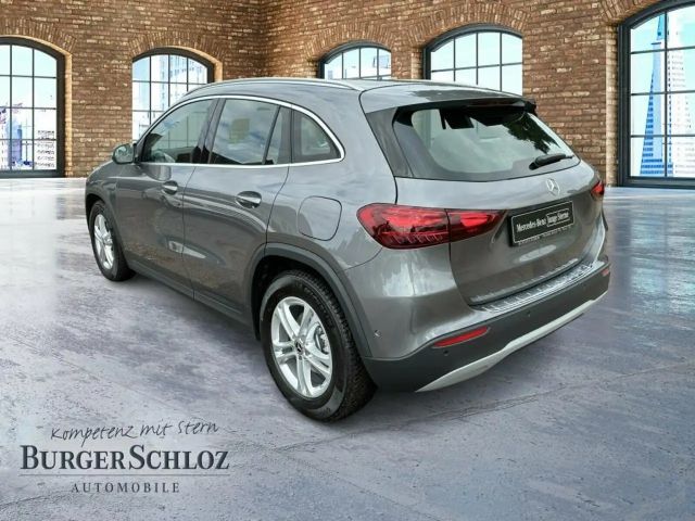 Mercedes-Benz GLA 180 W-Paket KAM PDC SpurH Navi AUT Virtual