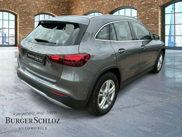 Mercedes-Benz GLA 180 W-Paket KAM PDC SpurH Navi AUT Virtual