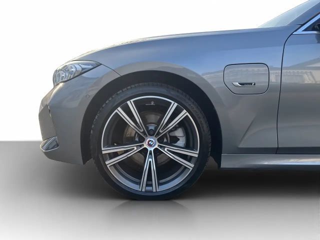 BMW 330 330e M-Sport Sedan xDrive