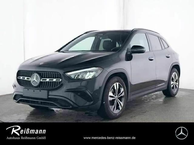 Mercedes-Benz GLA 180 Night, LED , Hands free, Panorama, AHK