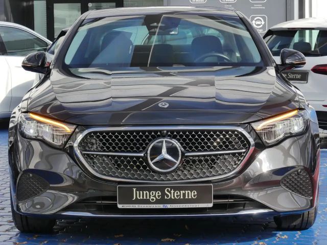 Mercedes-Benz E 200 AVANTGARDE Sedan