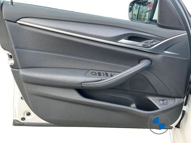 BMW 520 520d M-Sport Sedan