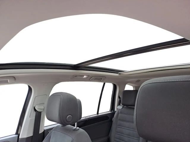 Volkswagen Touran 1.5 TSI DSG R-Line