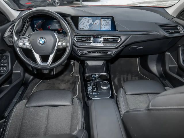 BMW 118 118i 5-deurs Sedan Sport Line