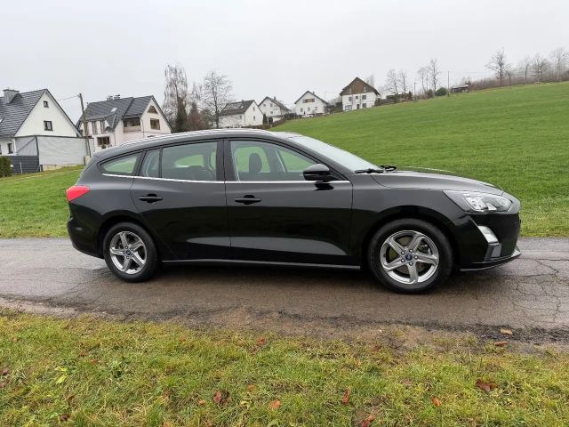 Ford Focus Cool & Connect Wagon