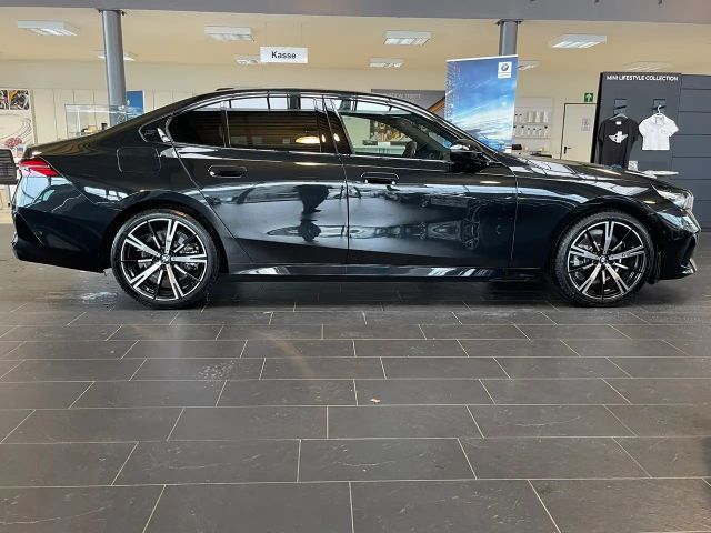 BMW 520 520i M-Sport Sedan