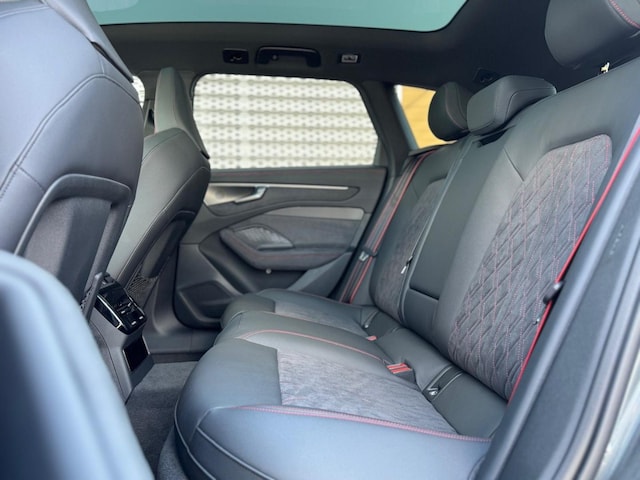 Audi A6 Avant Quattro S-Tronic