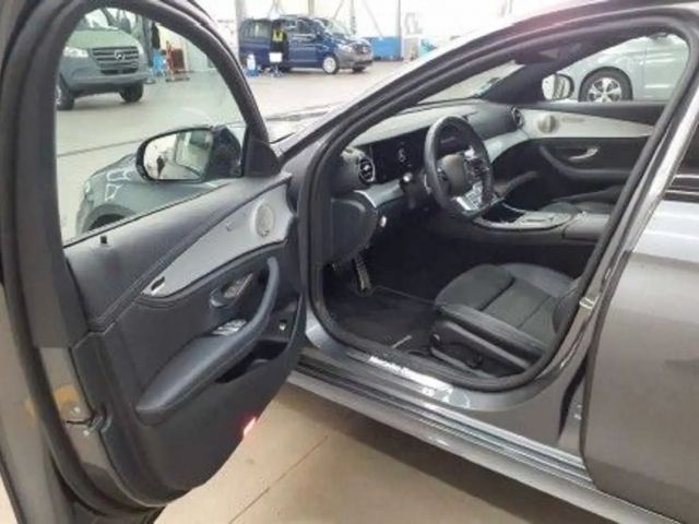 Mercedes-Benz E 220 AMG Line E 220 d Sedan