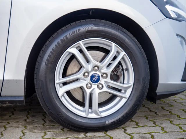 Ford Focus C & C 1.0L 125PS PDC KAMERA NAVI LED