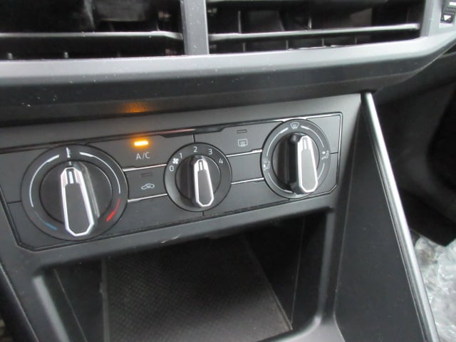 Volkswagen Polo 1.0 leicht beschädigt LED eFH ZV APP KLIMA