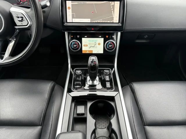 Jaguar XE AWD D200 SE