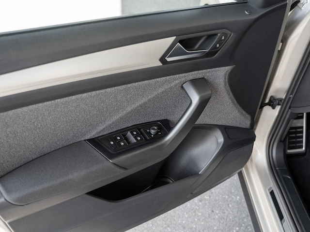 Volkswagen T-Roc 1.0 l TSI ACC FLA KlimaA Navi SHZ LM