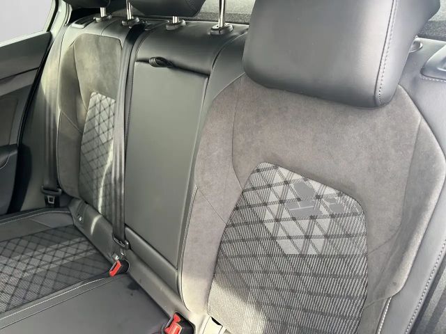 Volkswagen Golf 1.5 eTSI DSG R-Line