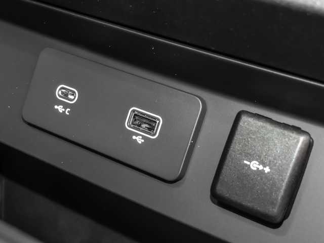 Land Rover Defender P500 X V8