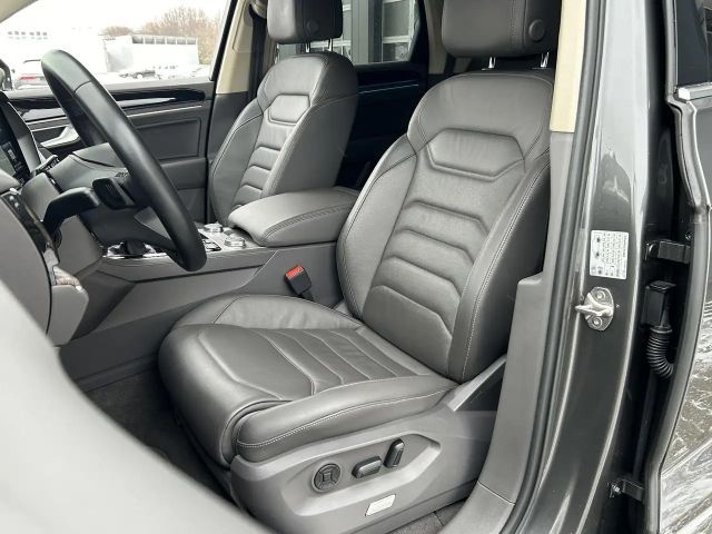 Volkswagen Touareg Luftfederung / AHK / Innovision Cockpit