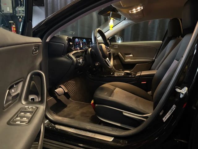 Mercedes-Benz A 180 A 180 d