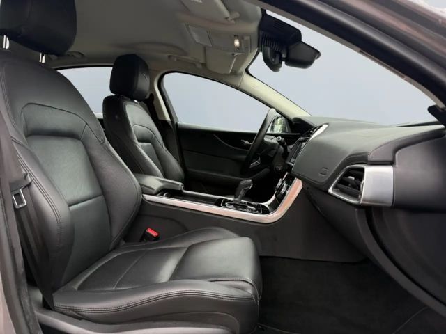 Jaguar XE AWD D200 SE