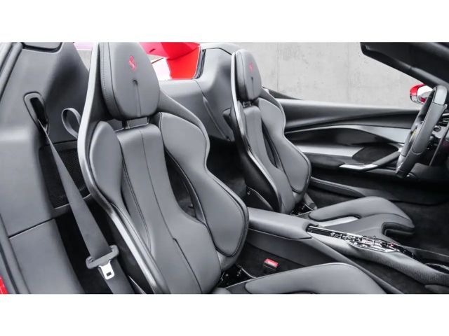 Ferrari 296 *Carbon+LED*Lift*Racing-Livery*Racingsitze*HiFi*