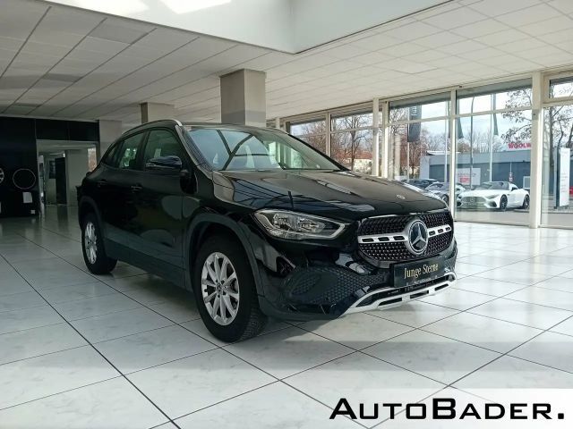 Mercedes-Benz GLA 180 GLA 180 7G MBUX Park-Spur-Pkt RF-Kamera DAB Shz