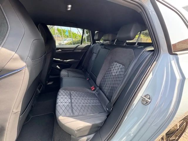 Volkswagen Golf 1.5 eTSI DSG R-Line Variant