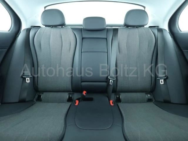 Mercedes-Benz E 200 Sedan