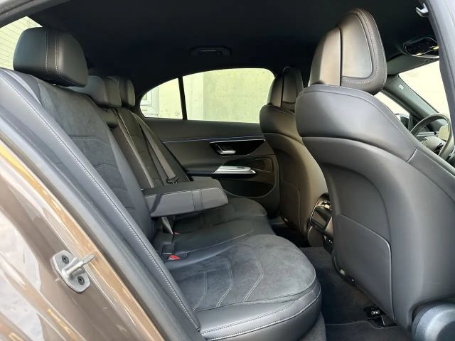 Mercedes-Benz E 200 4MATIC Sedan