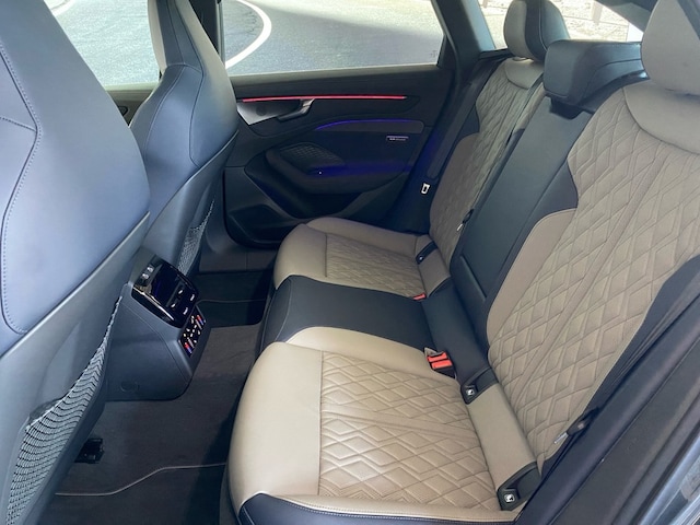 Audi A6 Avant Quattro S-Tronic