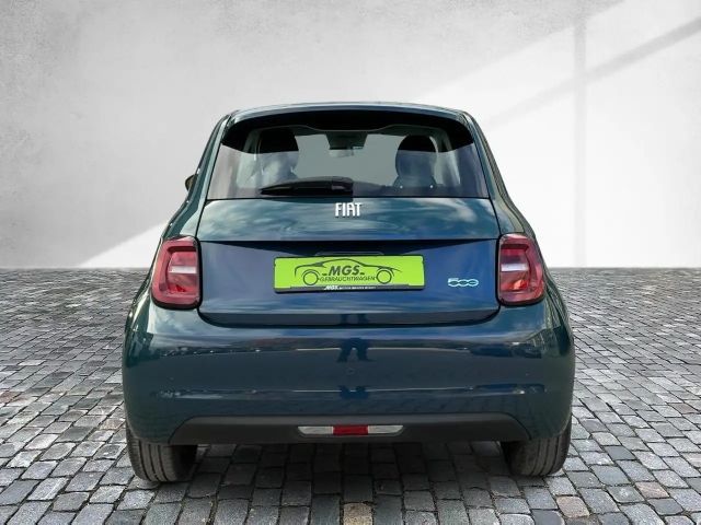 Fiat 500e Action