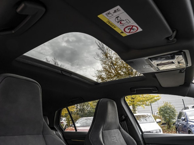 Volkswagen Golf 1.5 eTSI DSG Golf VIII R-Line