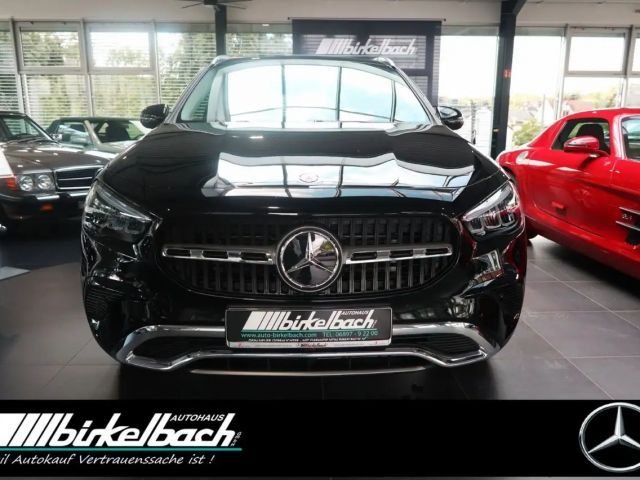 Mercedes-Benz GLA 200 Advanced 7G LED RFK  LHZ Apple