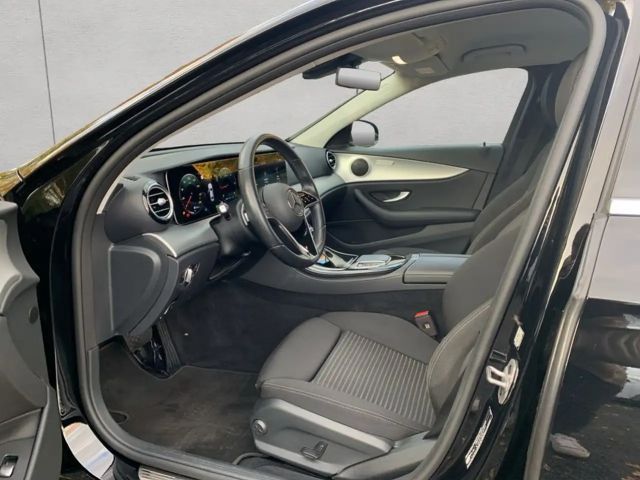 Mercedes-Benz E 220 Sedan