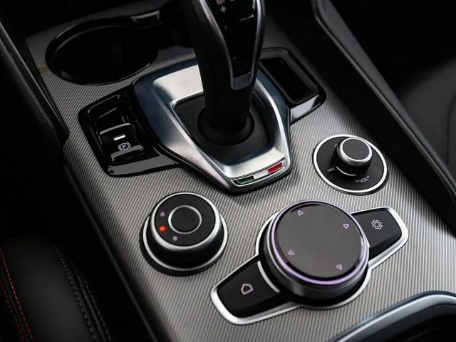 Alfa Romeo Giulia AT8 Q4