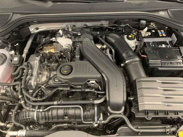 Volkswagen Golf 1.5 eTSI Golf VIII R-Line