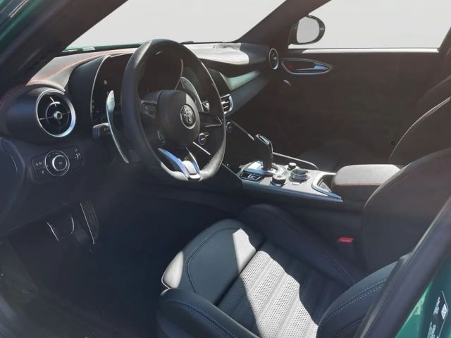 Alfa Romeo Giulia AT8 Q4 Turbo