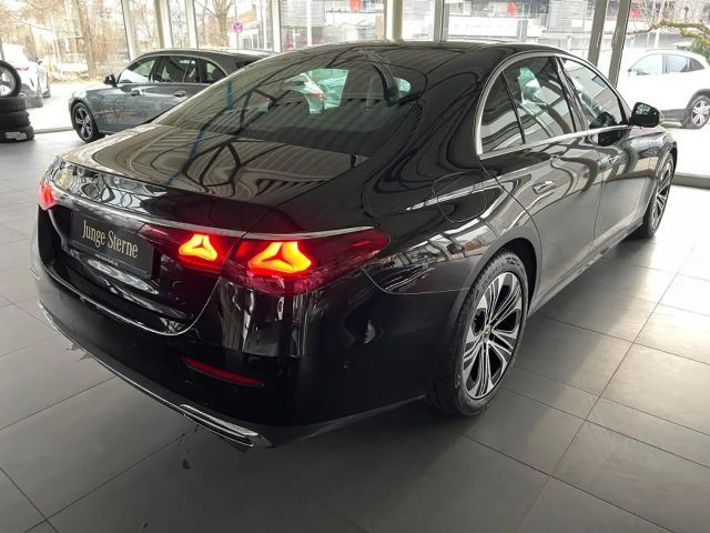 Mercedes-Benz E 200 AVANTGARDE Sedan