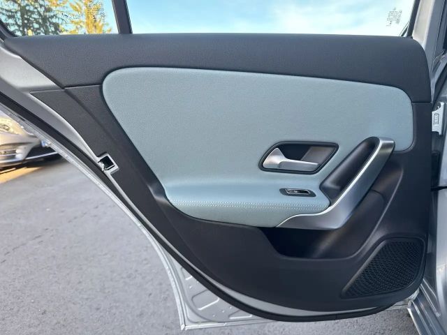 Mercedes-Benz A 180 Limousine PTS Cam Navi Wide LED SHZ